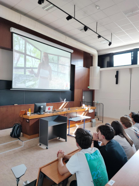 étudiants en amphi devant la projection d'une vidéo