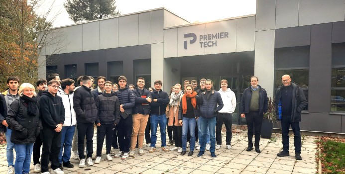 étudiants devant la façade de l'accueil Premier Tech