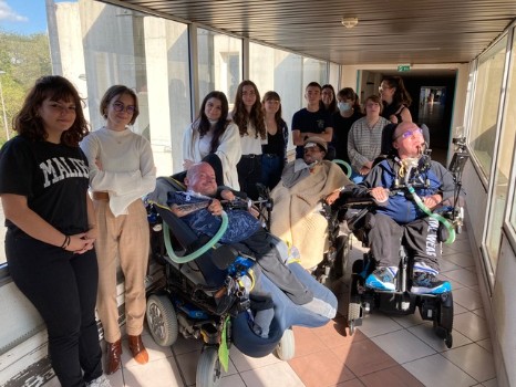 photos des étudiants de l'IUT avec les patients de la résidence dans un couloir lumineux